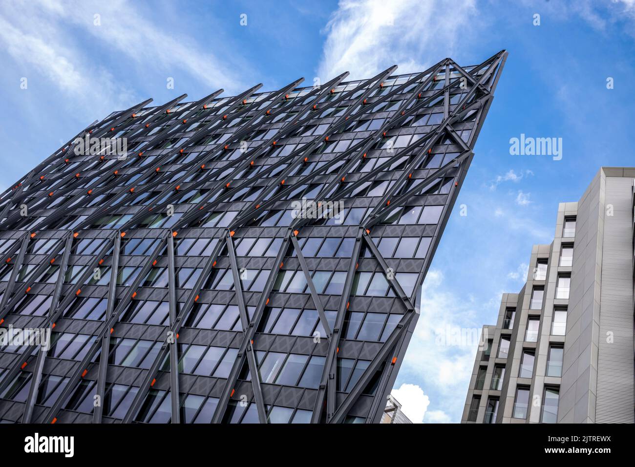 Paddington Basin, Londra. Un'area rigenerata di Paddington, lungo il canale, con un passaggio pedonale, cafe' e ristoranti e appartamenti moderni. Foto Stock