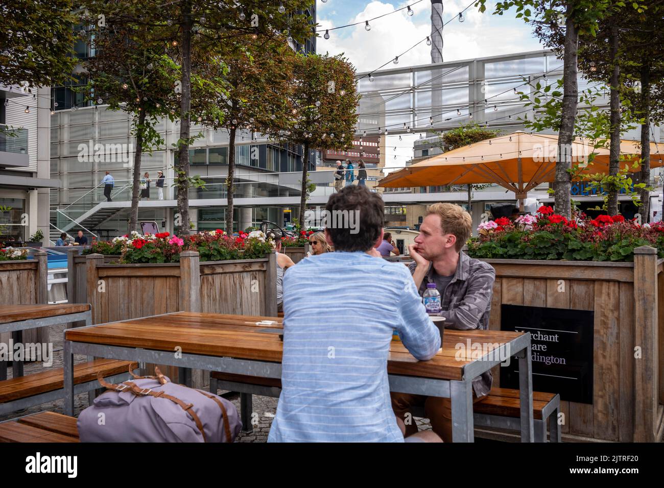 Paddington Basin, Londra. Un'area rigenerata di Paddington, lungo il canale, con un passaggio pedonale, cafe' e ristoranti e appartamenti moderni. Foto Stock