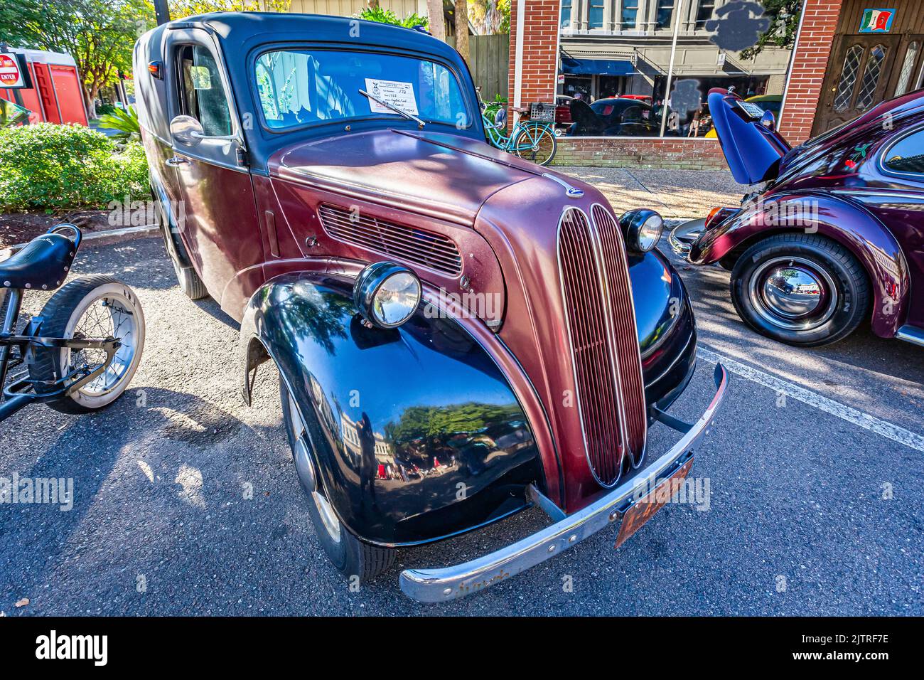 Fernandina Beach, FL - 18 ottobre 2014: Vista grandangolare dell'angolo anteriore di un furgone 1952 Ford Thames E83W Light Commercial Panel in una classica mostra d'auto in F. Foto Stock