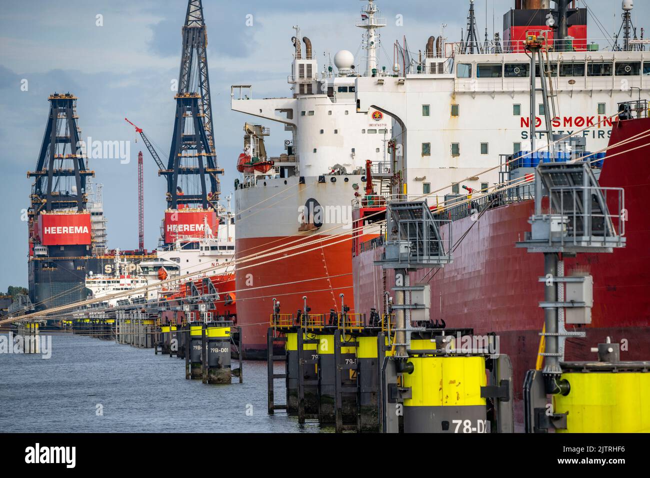 Porto petrolifero, petroliere in attesa di nuovi carichi nel porto di Europoort, sullo sfondo la più grande gru galleggiante del mondo, Heerema Sleipnir, di Ro Foto Stock