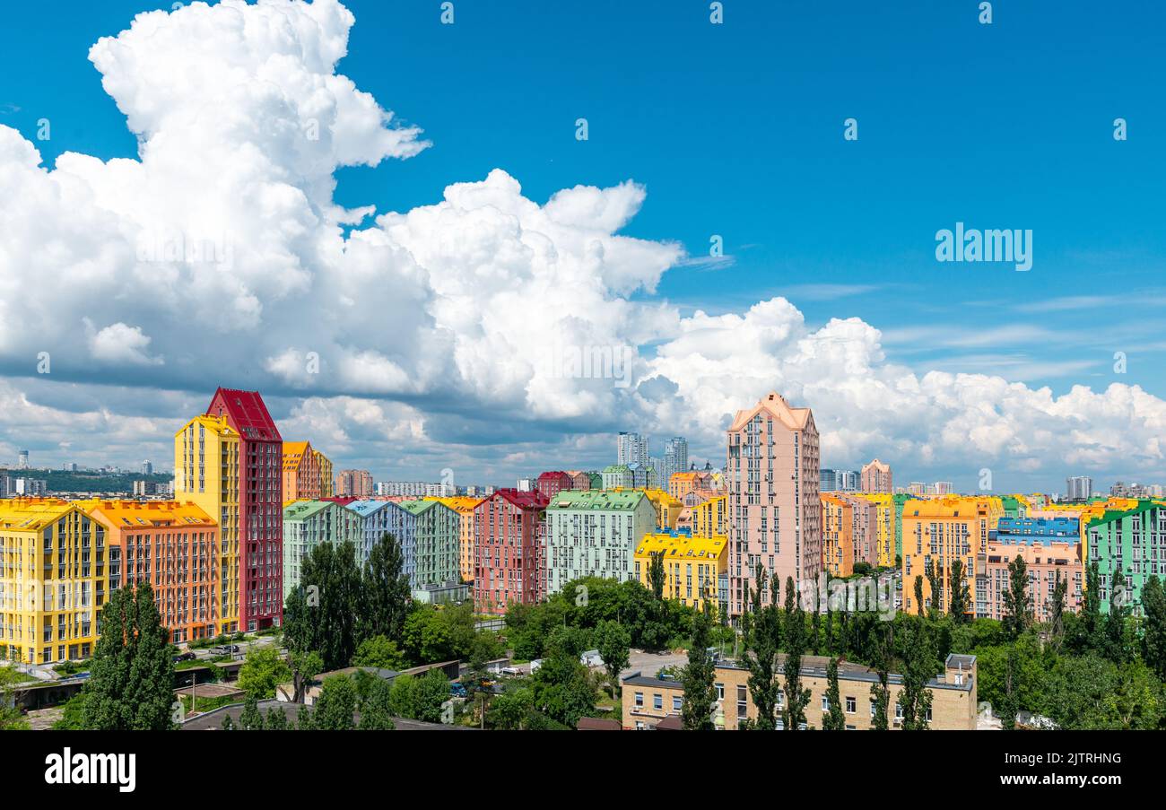 Scenografico paesaggio urbano con case colorate Foto Stock