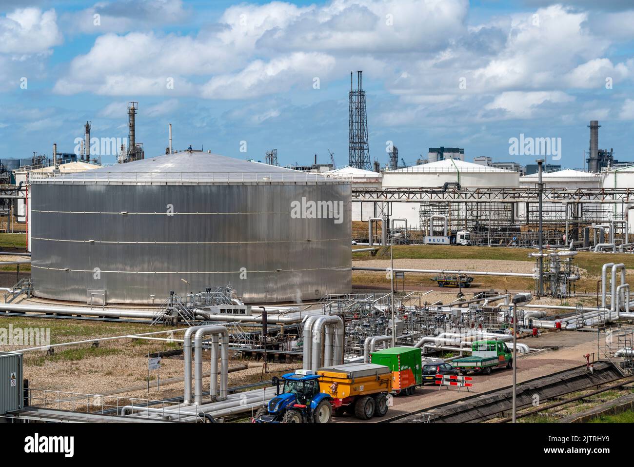 La raffineria Shell Pernis, la più grande raffineria in Europa, impianti di produzione, logistica e serbatoi, produzione di vari prodotti petroliferi, come la benzina Foto Stock