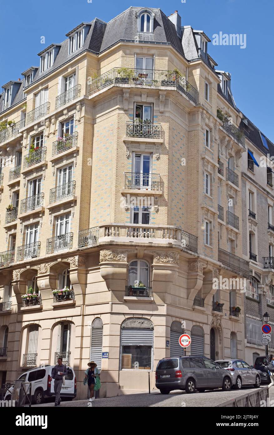 Un edificio di appartamenti su sei piani più un mansarda, in r. Lepic su una strada che conduce alla Butte Montmartre, a Parigi Francia. Foto Stock