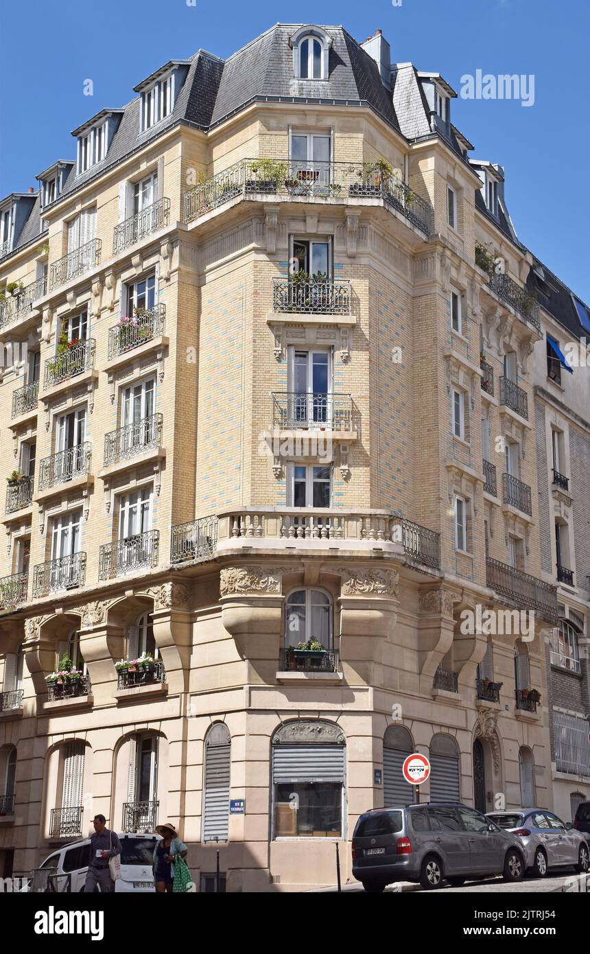 Un edificio di appartamenti su sei piani più un mansarda, in r. Lepic su una strada che conduce alla Butte Montmartre, a Parigi Francia. Foto Stock