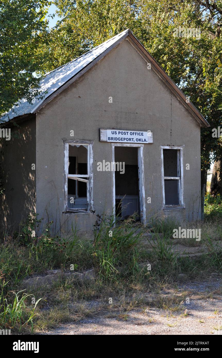 L'edificio abbandonato dell'ufficio postale a Bridgeport, OK. L'ex città della Route 66 fu bypassata nel 1934 quando la storica strada fu riassegnata più a sud. Foto Stock