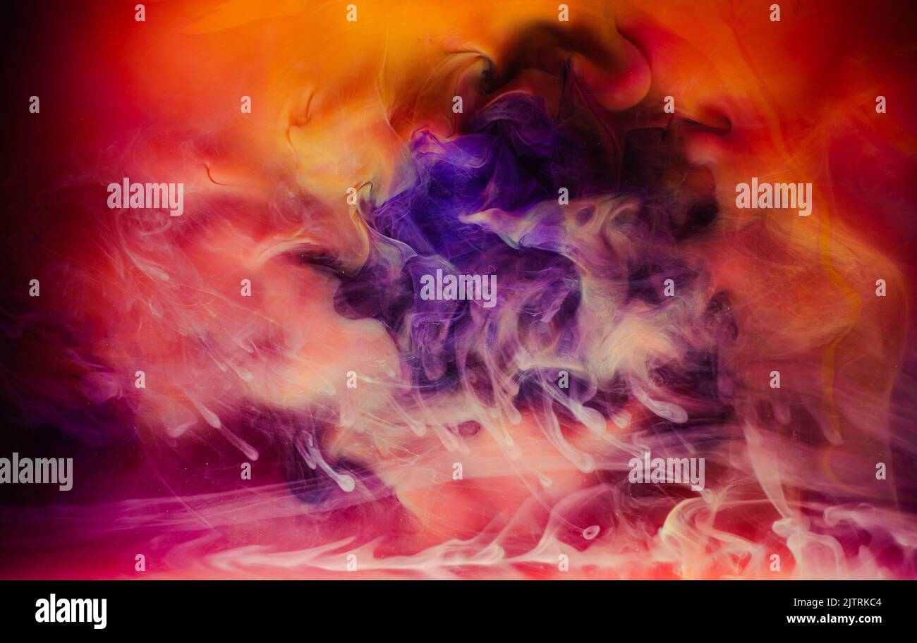 Flusso di vapore. Fuoco di fuoco fantasy. Viola arancione colorato bagliore. Arte creativa sfondo. Foto Stock