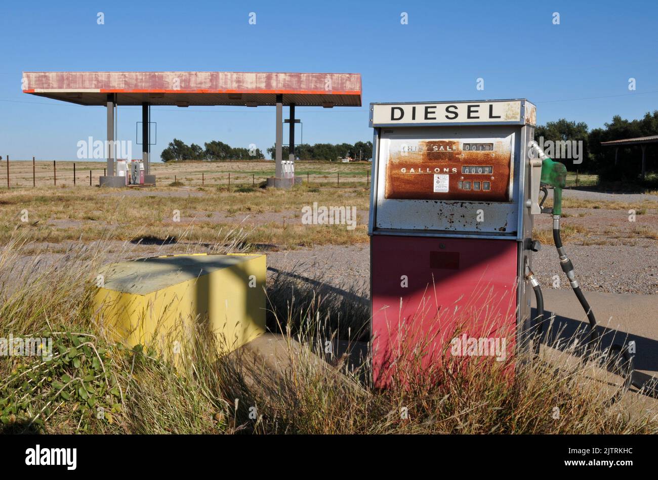 Una pompa di carburante diesel arrugginita e una tettoia che copre altre pompe si trovano in una stazione di servizio abbandonata nella città di Texola, Oklahoma, sulla Route 66. Foto Stock