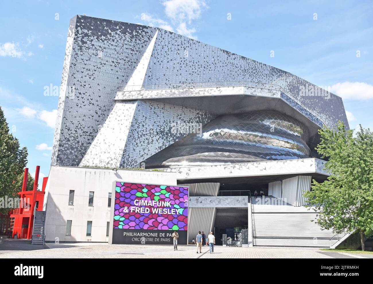 Philharmonie de Paris, una sala sinfonica e due sale più piccole, che assomigliano ad una piccola collina, si avvicinano al Parc de la Villette, con una grande scalinata Foto Stock