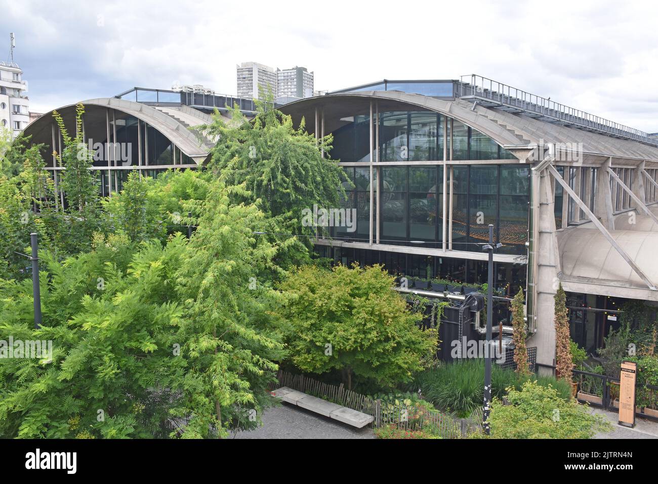 Stazione F, più grande del mondo di start-up di campus, nel rinnovato drasticamente Halle Sernam, un pionieristico di un edificio in calcestruzzo di 1929 da Eugene Freyssinet Foto Stock