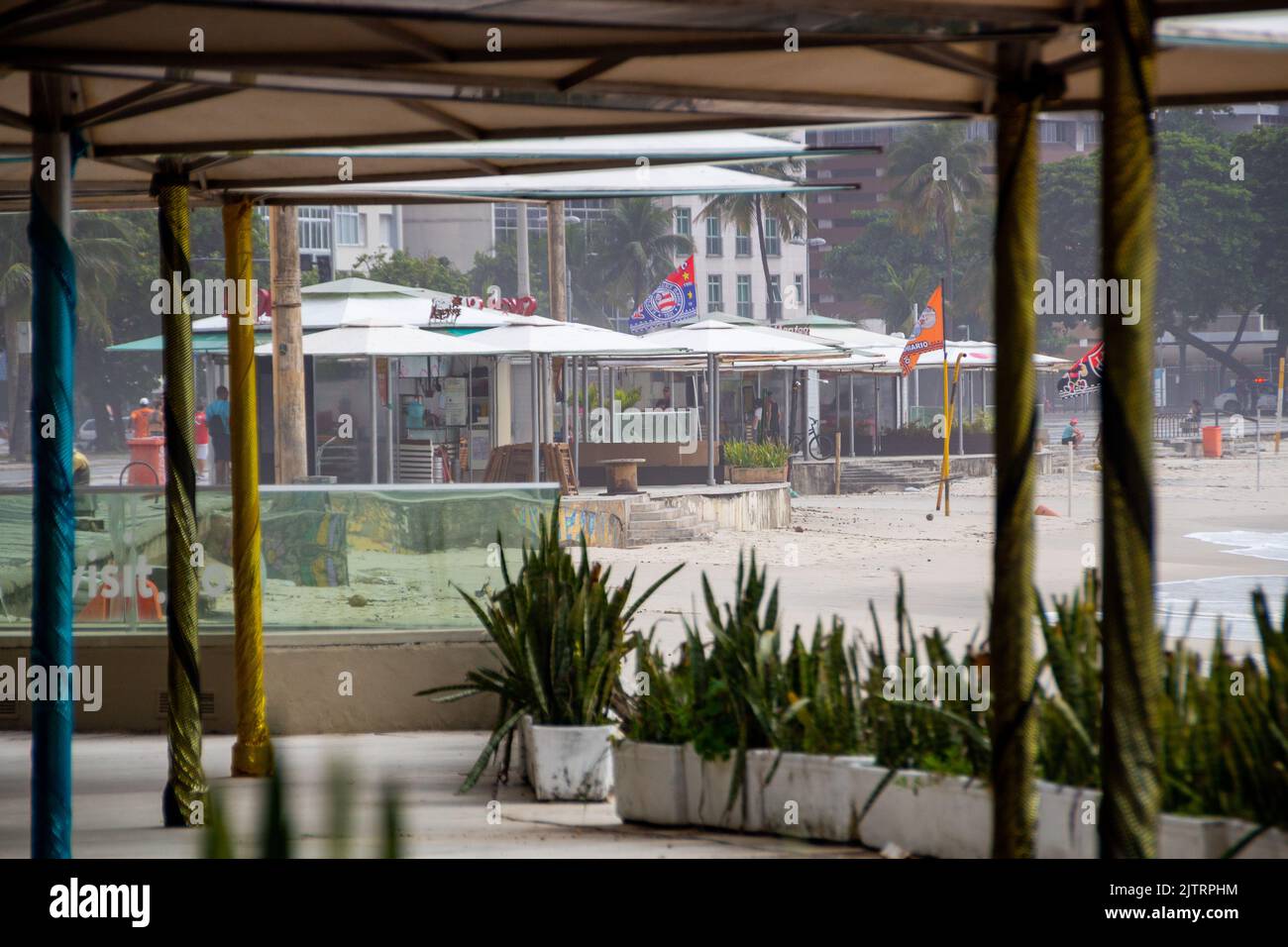 Vista della spiaggia di Copacabana a Rio de Janeiro, Brasile - 5 aprile 2020: Spiaggia di Copacabana vista dall'interno di un kisoque sulla riva. Foto Stock