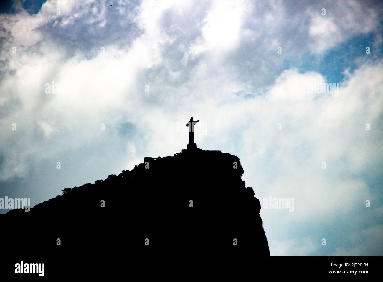 Silhouette della collina di corcovado e cristo redentore a Rio de Janeiro, Brasile - 5 aprile 2020: Silhouette della collina di corcovado e cristo Foto Stock