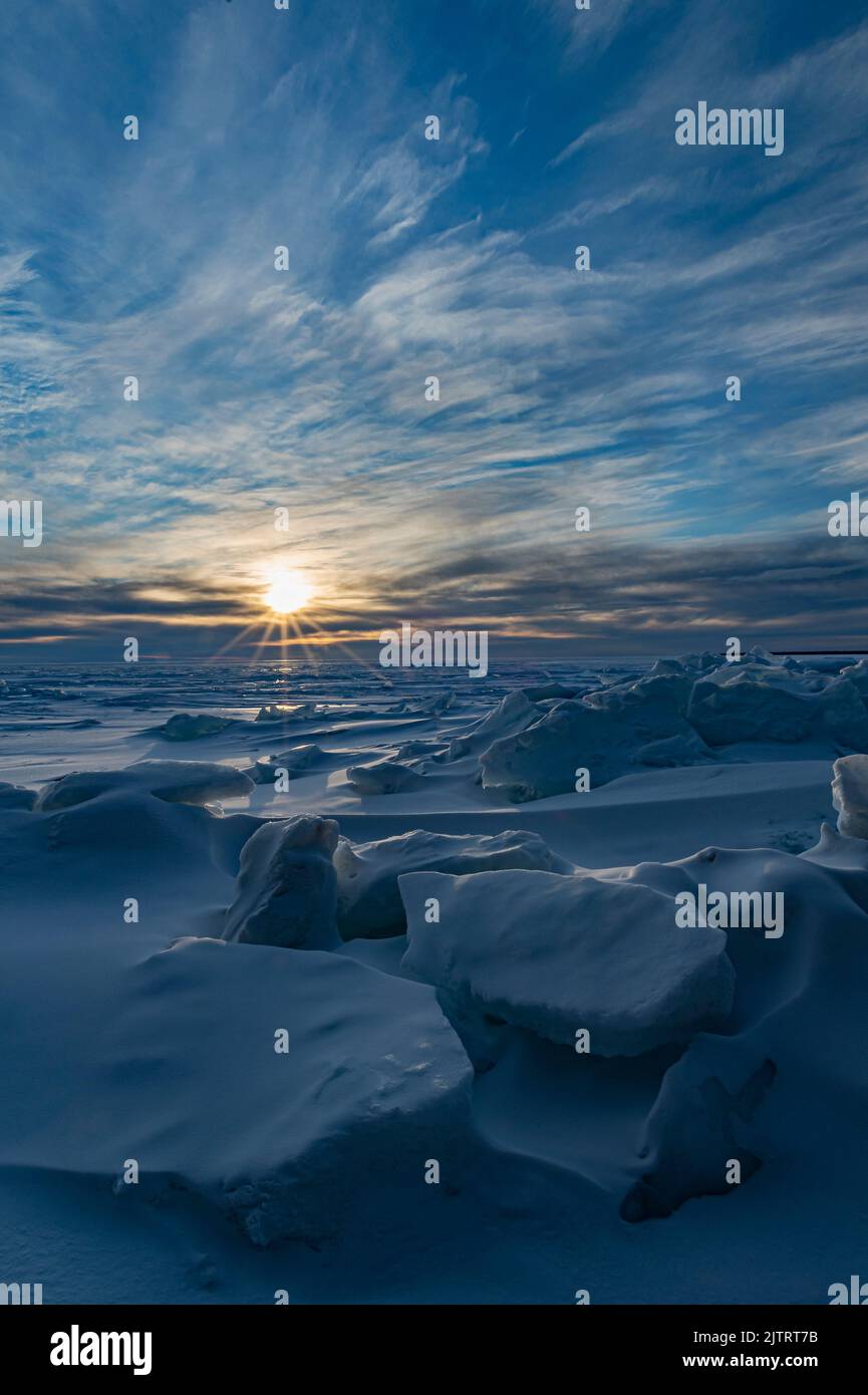 La neve fresca ha ammorbidito i bordi delle piste di ghiaccio sulla costa di Green Bay, sul lago Michigan, sul Peninsula state Park, sulla Door County, Wisconsin Foto Stock