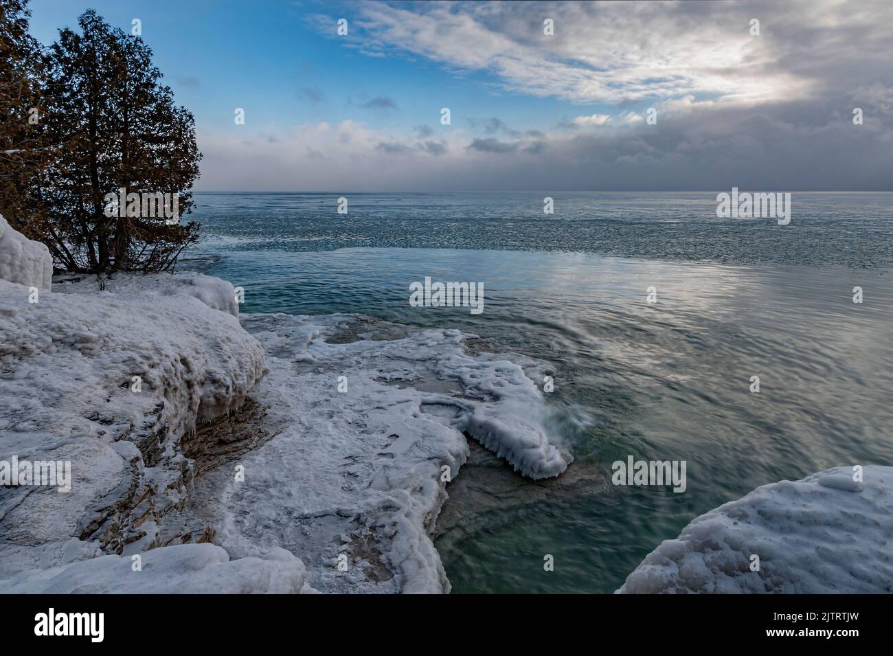 Il ghiaccio si forma su una piattaforma calcarea sulla riva del lago Michigan (parte della scarpata di Niagra), il Cave Point County Park, Door County, Wisconsin Foto Stock