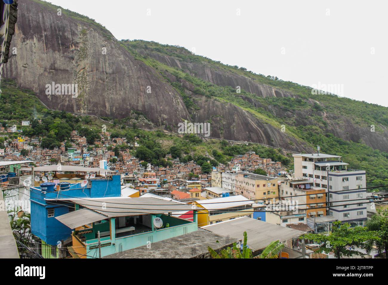 Vista dall'interno della favela rocinha a Rio de Janeiro, Brasile - 29 novembre 2012: Vista dall'interno della favela rocinha, la più grande favela in latino Am Foto Stock