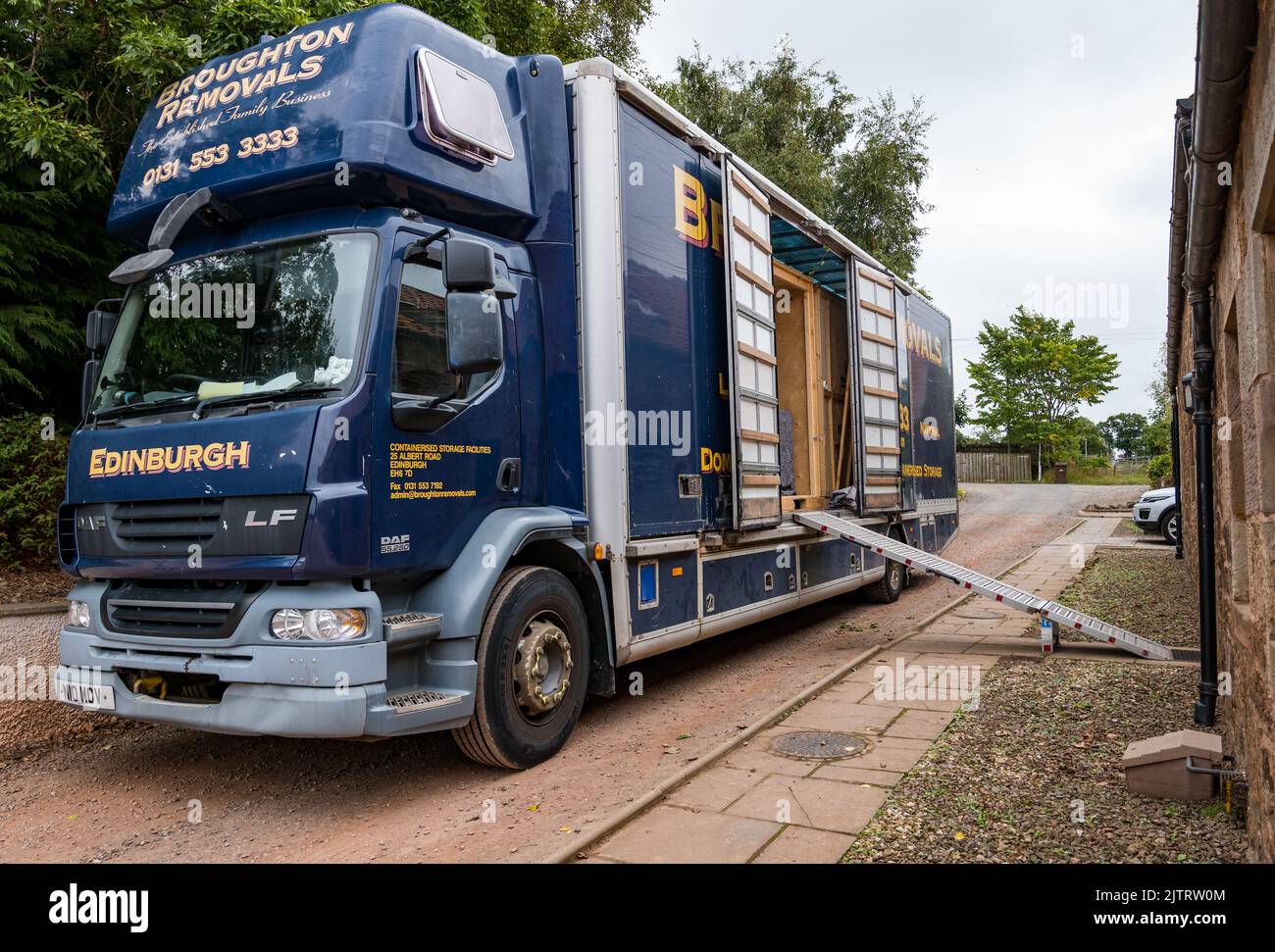 Imballaggio e spostamento casa con Broughton rimozioni camion deposito container parcheggiato fuori casa, Scozia, Regno Unito Foto Stock
