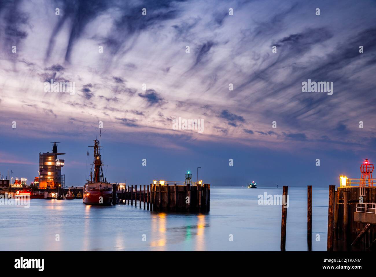 Hafeneinfahrt a Cuxhaven an der Elbmündung bei Nacht Foto Stock