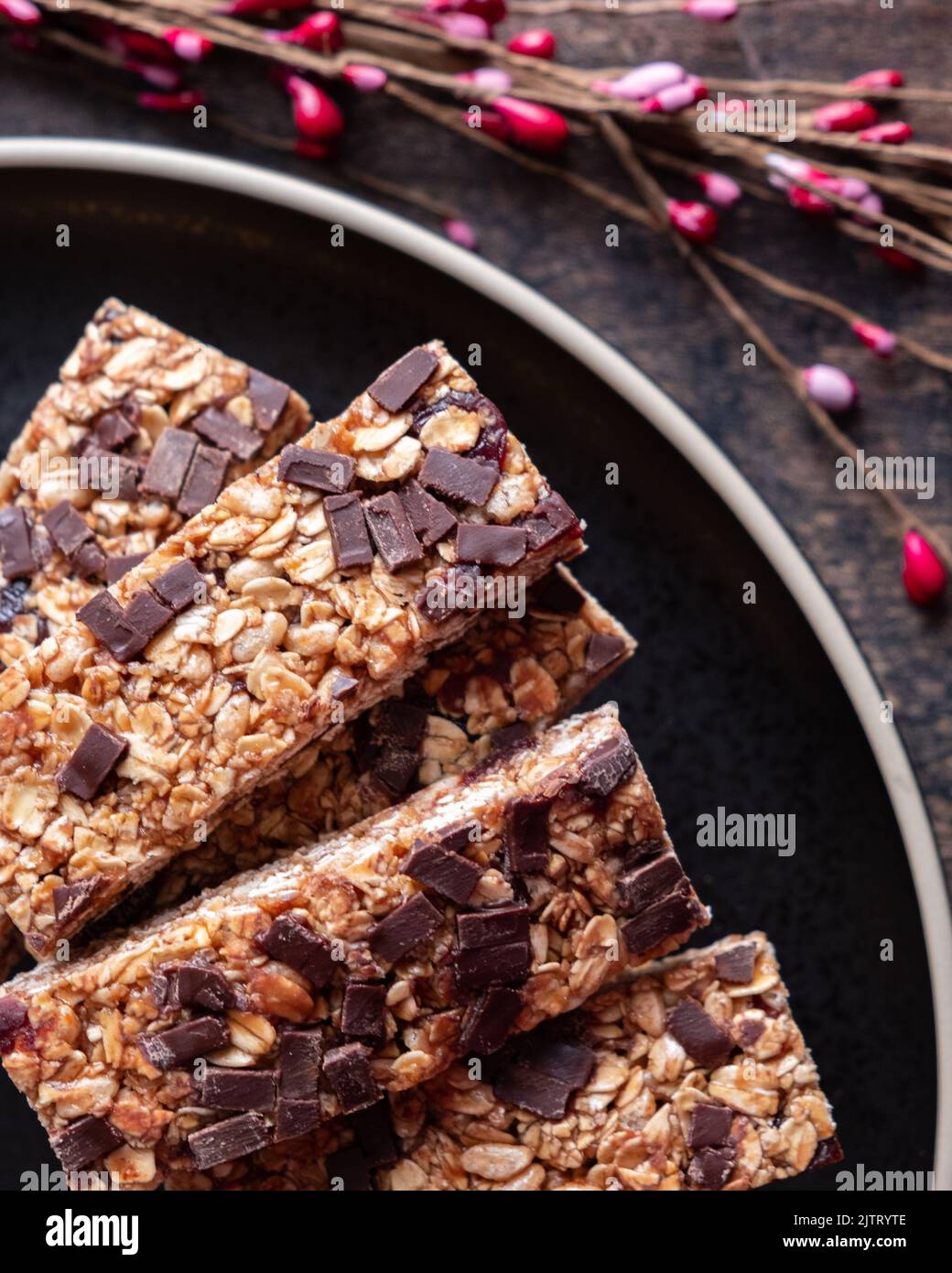 Barrette di granola su un piatto nero Foto Stock
