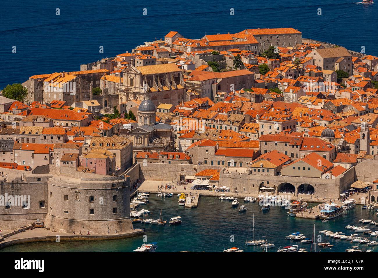 DUBROVNIK, CROAZIA, EUROPA - la città fortificata fortificata di Dubrovnik, vista aerea, sulla costa della Dalmazione. Foto Stock