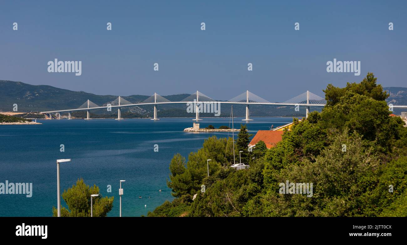 DUBROVNIK-NERETVA COUNTY, CROAZIA, EUROPA - il ponte Peljesac, attraversando la baia di Mali Ston, e collegando la Croazia e bypassando Bosnia ed Herzogovina. Foto Stock