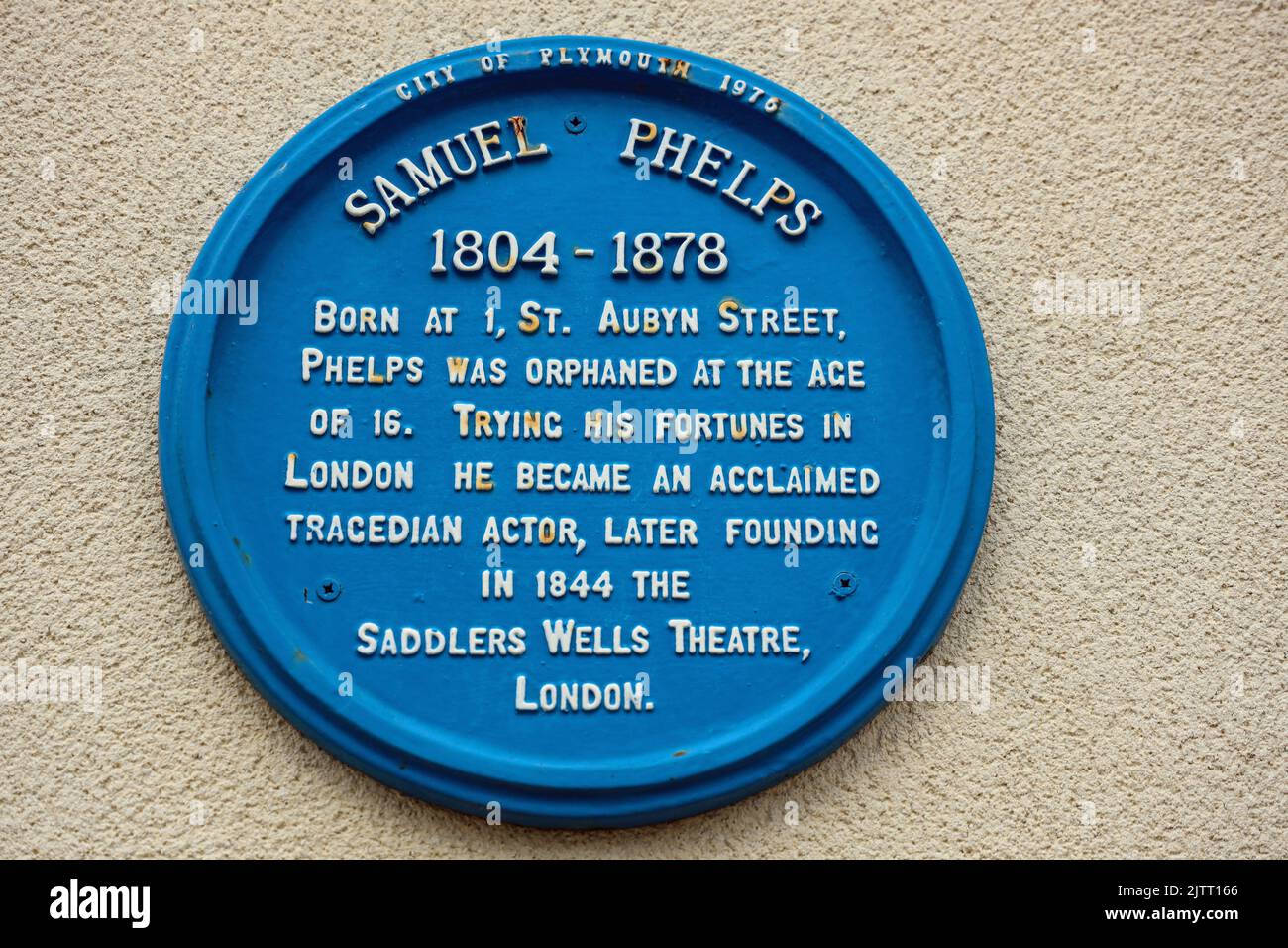 Una targa blu per Samuel Phelps, attore che ha fondato il Teatro Sadlers Wells, visto su un muro in Fore Street, Devonport, Plymouth Foto Stock