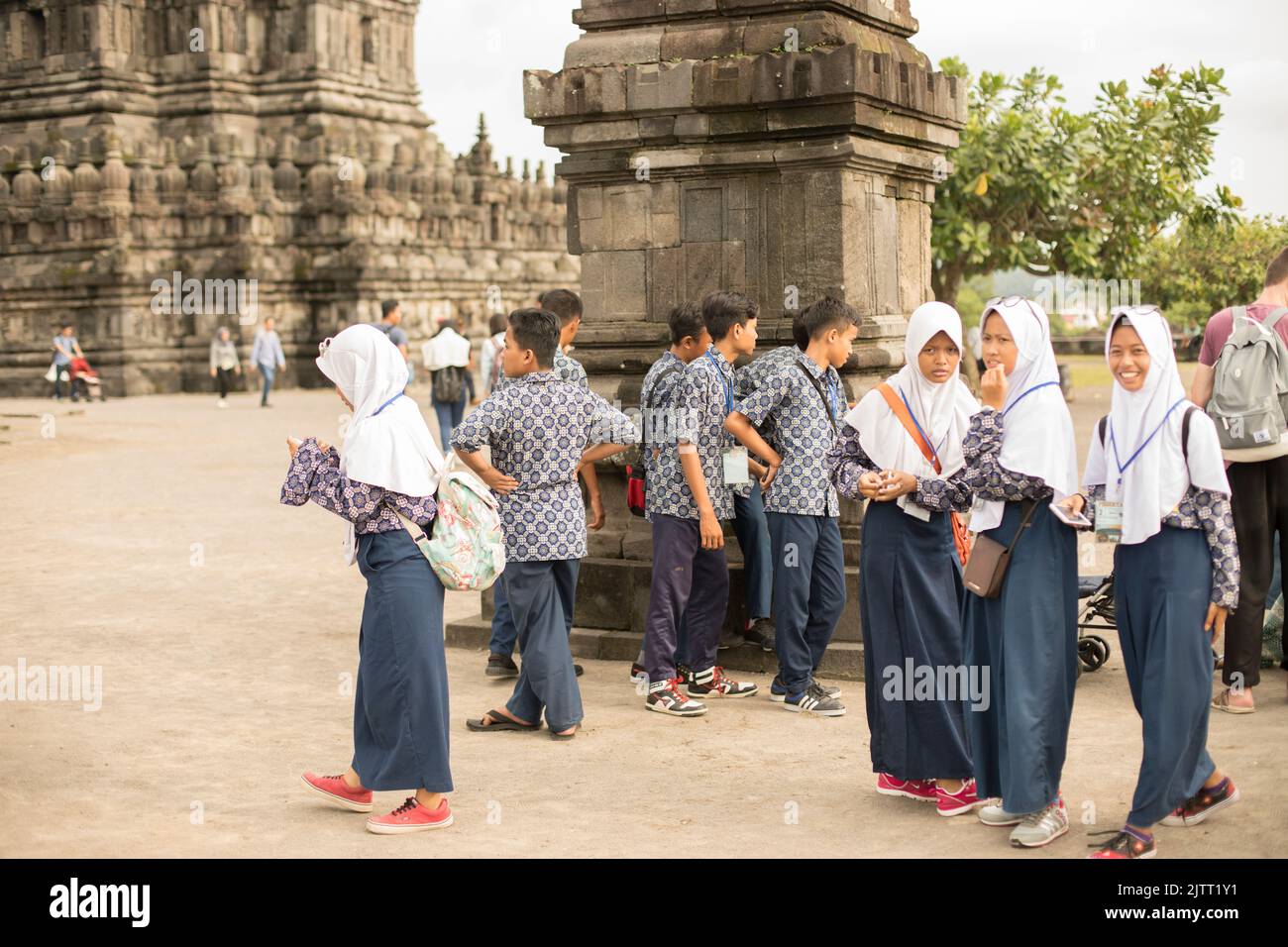 Gruppo scolastico indonesiano in visita all'antico tempio indù di Prambanan a Jogjakarta (Yogyakarta), Giava, Indonesia, Asia. Foto Stock