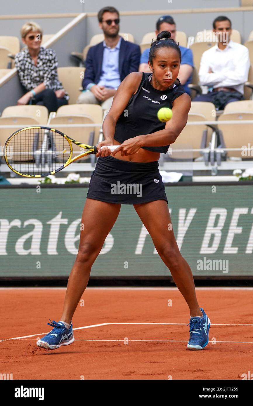 Tennista professionista Leylah Fernandez del Canada in azione durante la sua partita di quarto finale al Roland Garros 2022 di Parigi, Francia Foto Stock