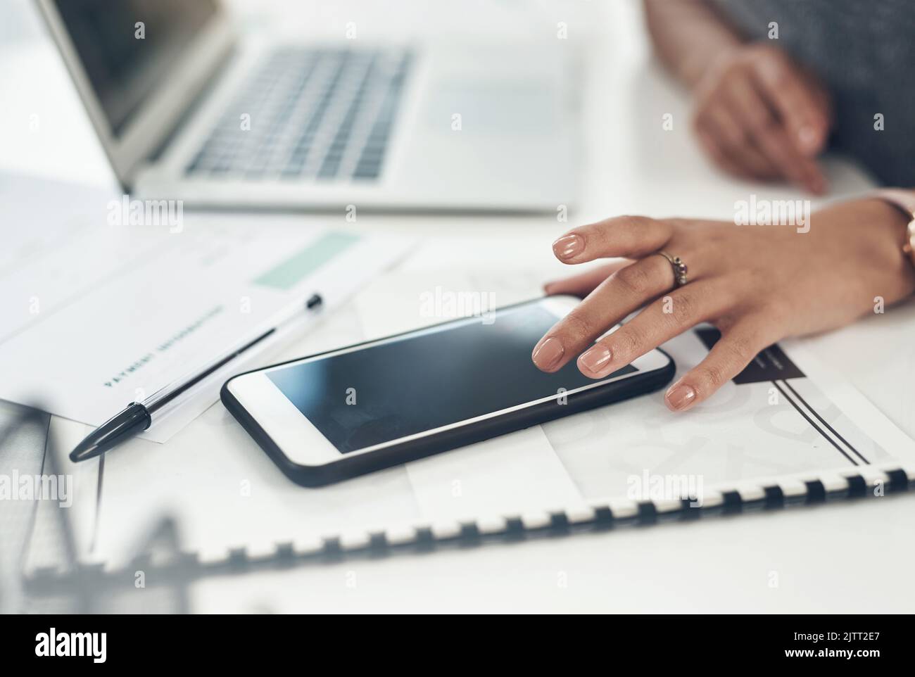 Donna d'affari, analista di marketing e imprenditore che navigano, testando e progettando su un telefono con uno schermo vuoto mentre lavora in un ufficio. Primo piano Foto Stock