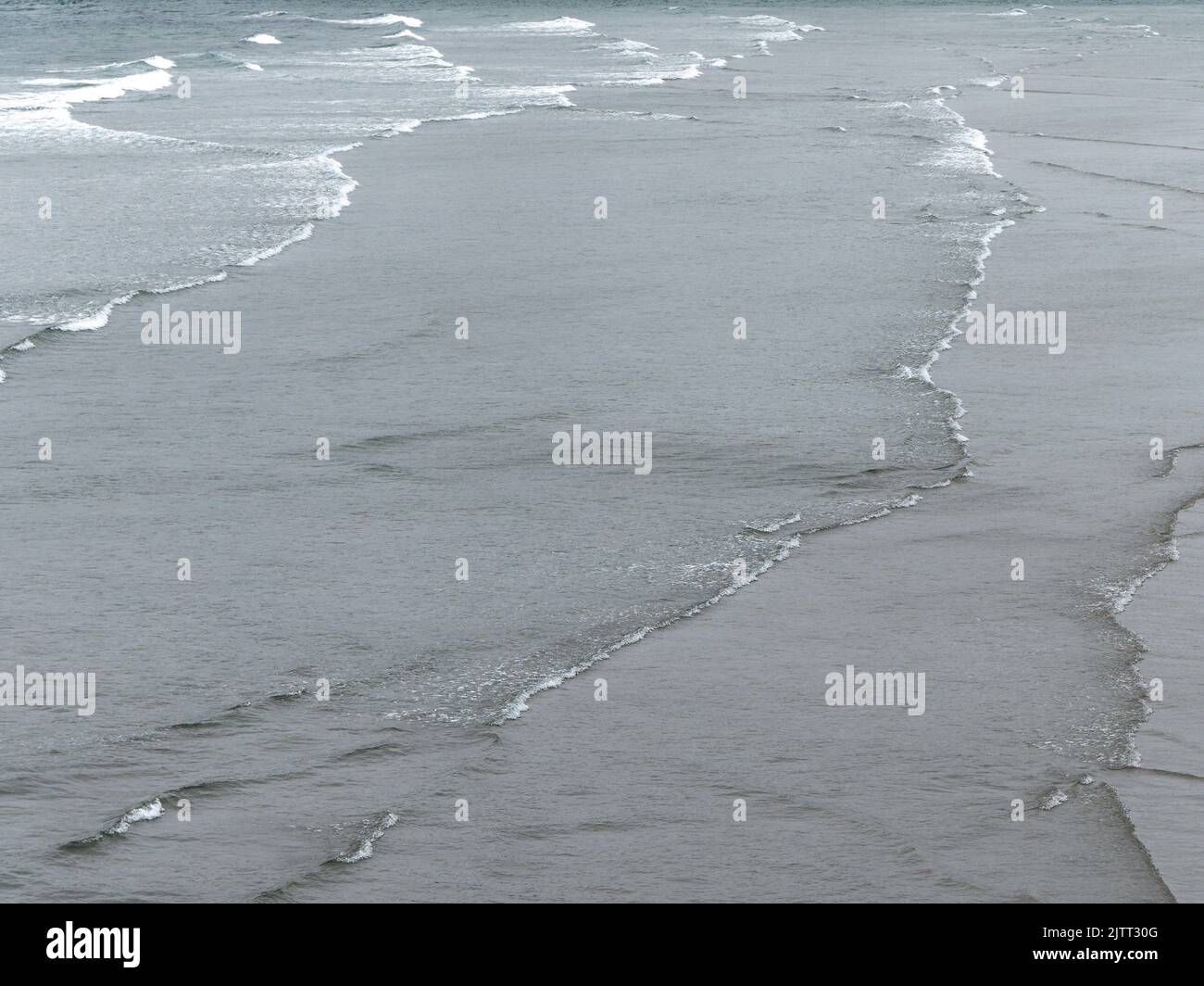 Acque fredde grigie dell'Oceano Atlantico, vista dall'alto, cornice completa. Mare. La superficie dell'acqua come sfondo. Vista aerea dell'oceano Foto Stock