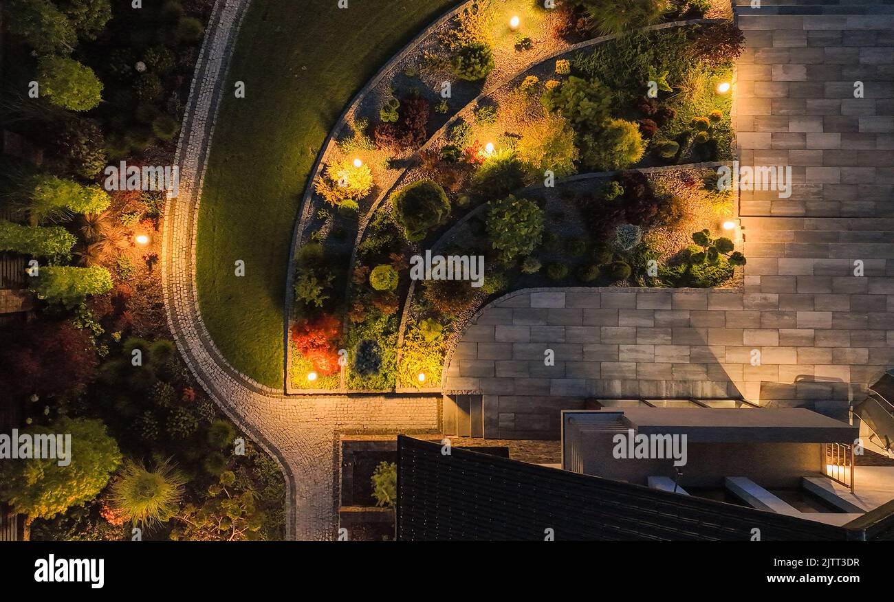 Vista aerea del giardino splendidamente progettato e paesaggistico sul cortile della casa residenziale. Garden Path e Terrazza circondata da una varietà di piante Foto Stock