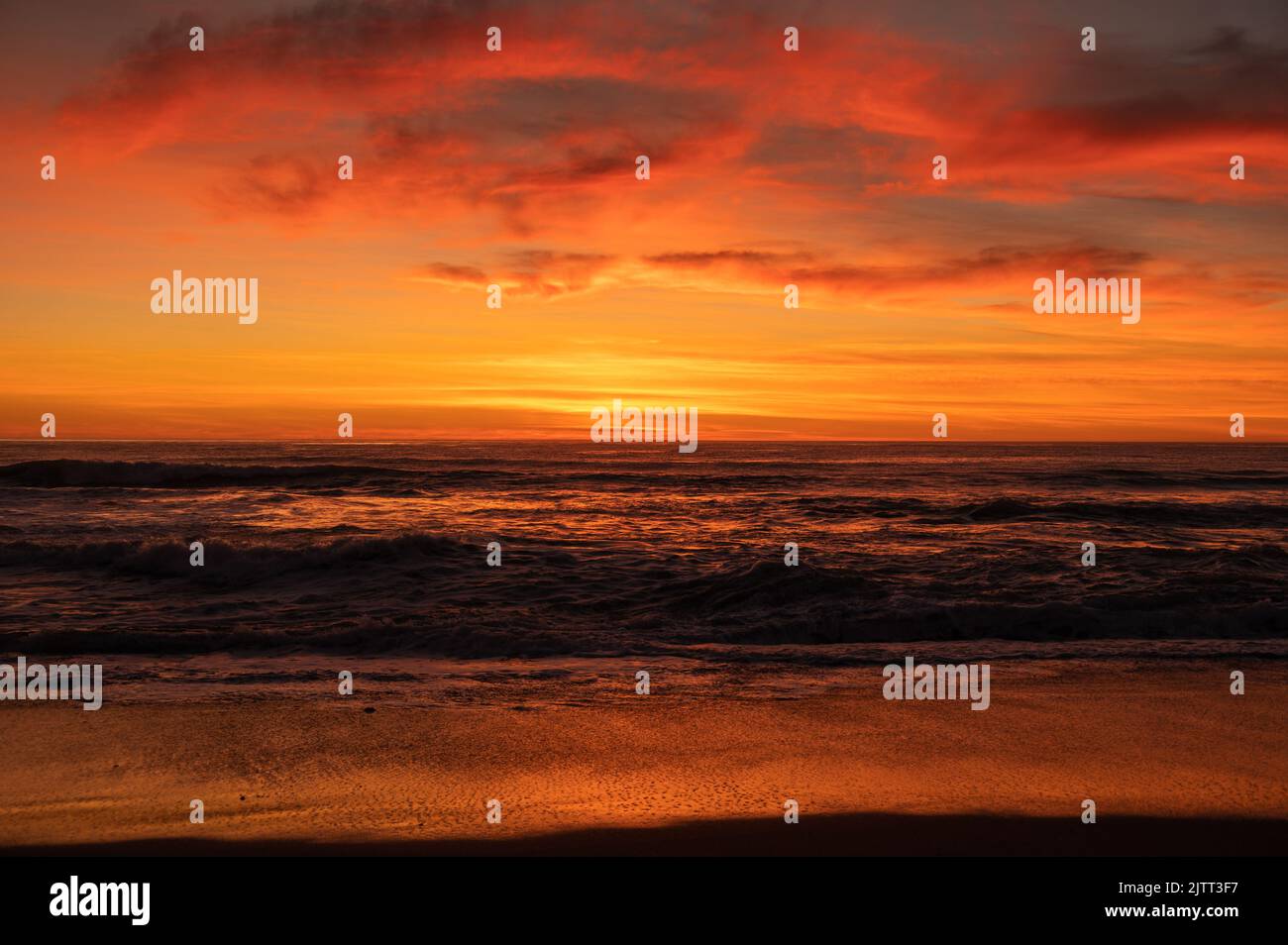 Splendida vista mozzafiato del tramonto sull'oceano. Acque profonde ondulate che si fondono con il cielo arancione nuvoloso alla linea Horizon. Tema Fotografia del paesaggio. Foto Stock