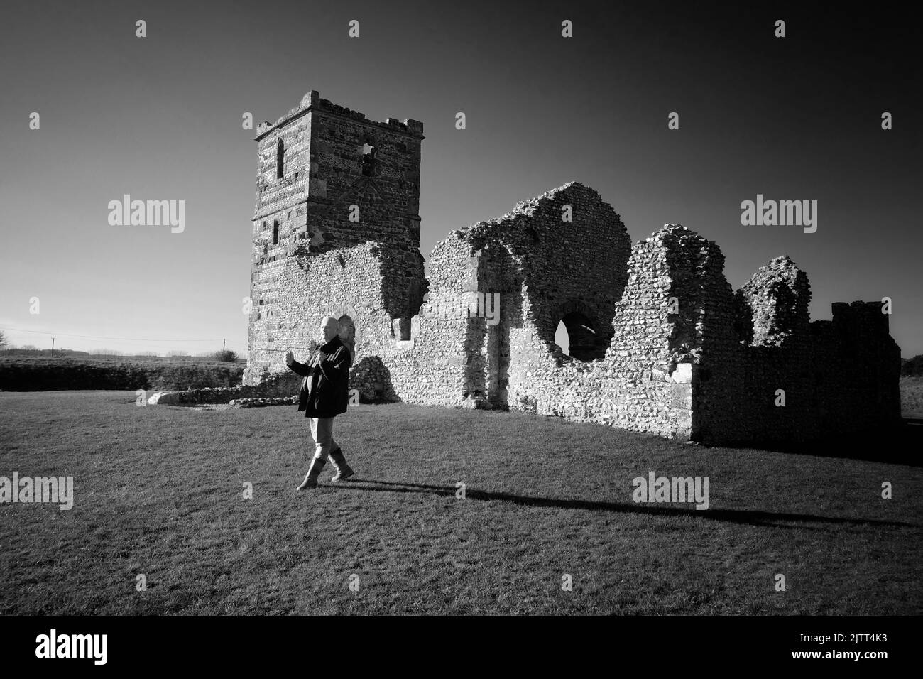 Immagine in bianco e nero di un maschio che dowsing le linee del vicolo alla chiesa di Knowlton - John Gollop Foto Stock