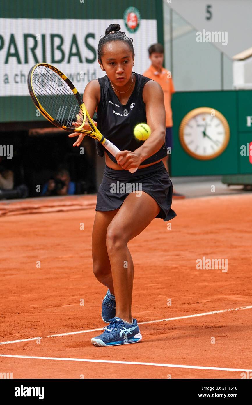 Tennista professionista Leylah Fernandez del Canada in azione durante la sua partita di quarto finale al Roland Garros 2022 di Parigi, Francia Foto Stock
