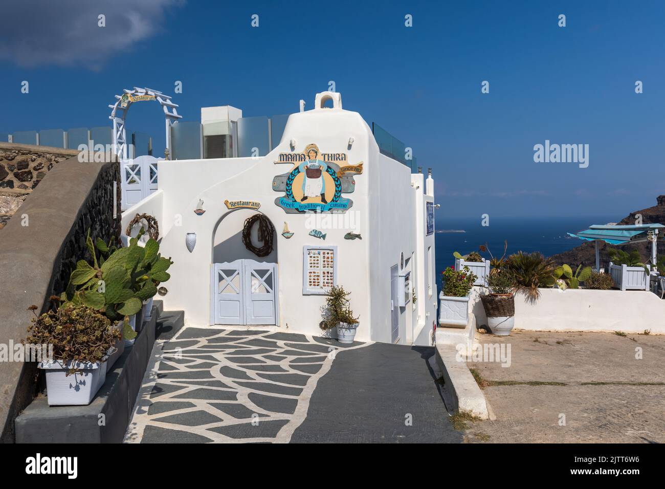 Mama Thira Tavern un ristorante greco popolare situato sulla scogliera di Firostefani, Thira, Santorini, isole Cicladi, Grecia, Europa Foto Stock