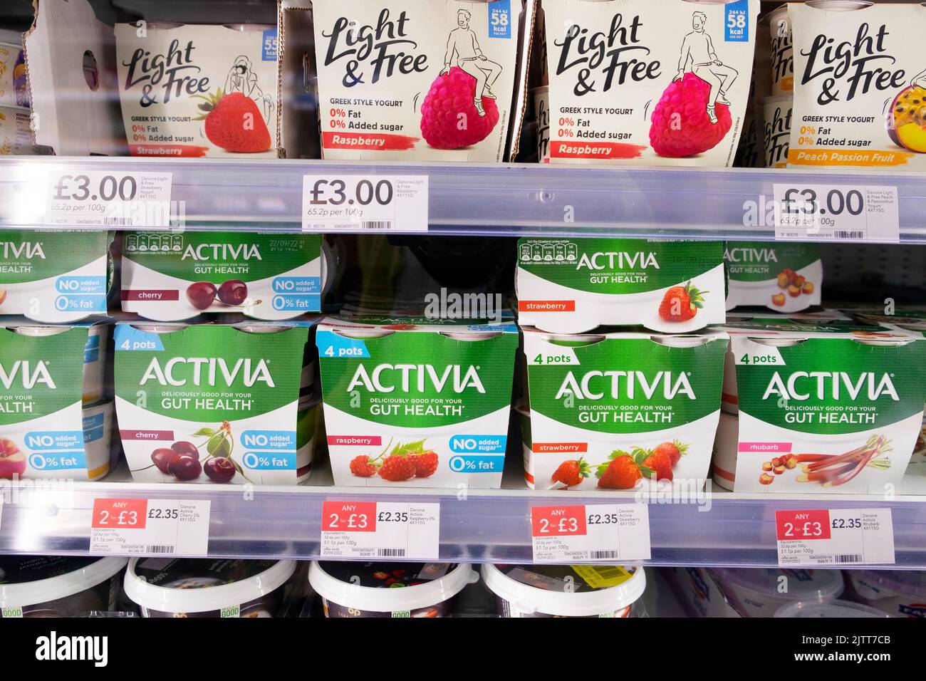 Scatole pentole di Danone yogurt Light & Free e Activia per la salute intestinale in vendita su uno scaffale supermercato Regno Unito Gran Bretagna 2022. KATHY DEWITT Foto Stock