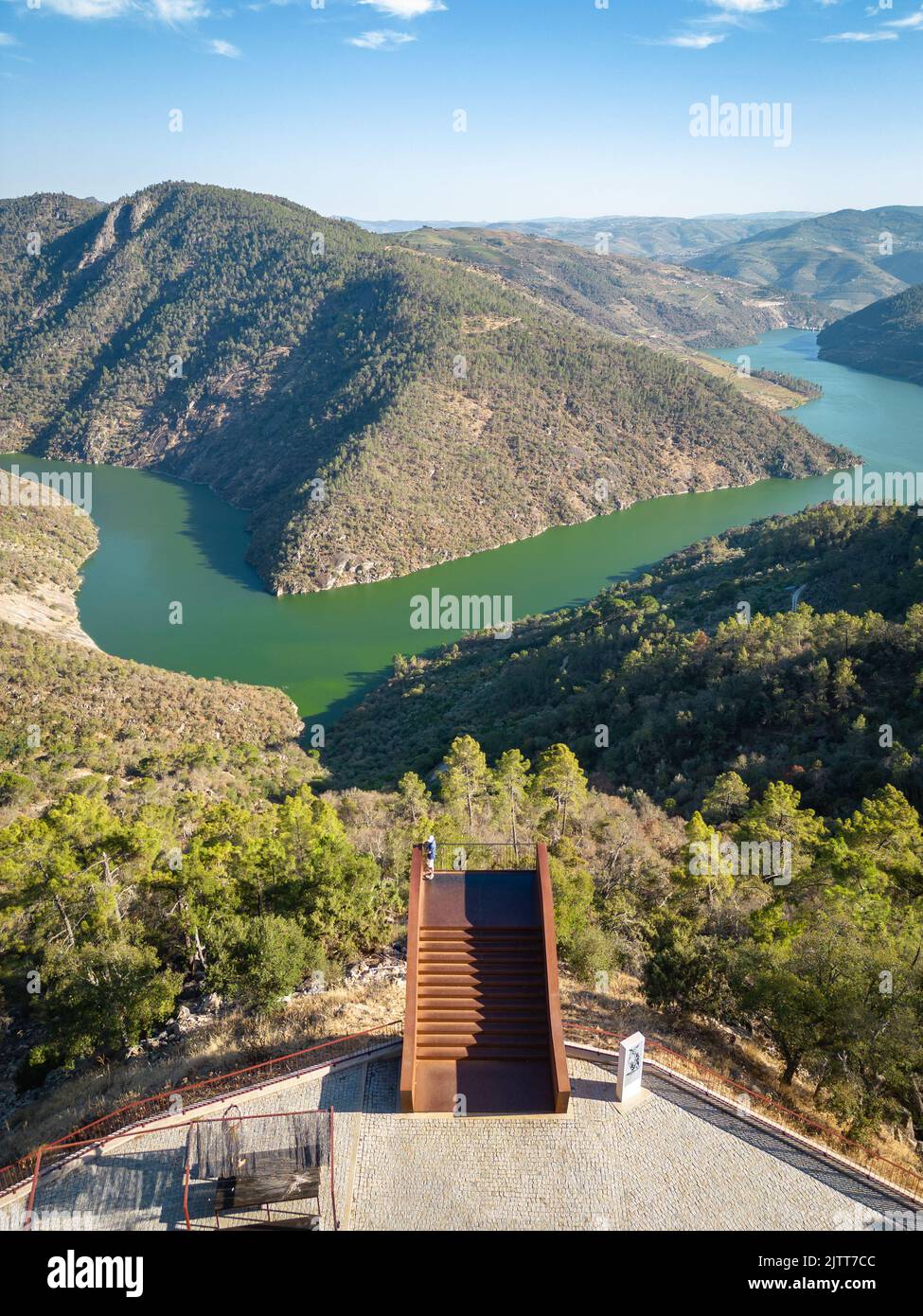 Punto di vista di Ujo sul meandro del fiume Tura, nella regione del Douro Foto Stock