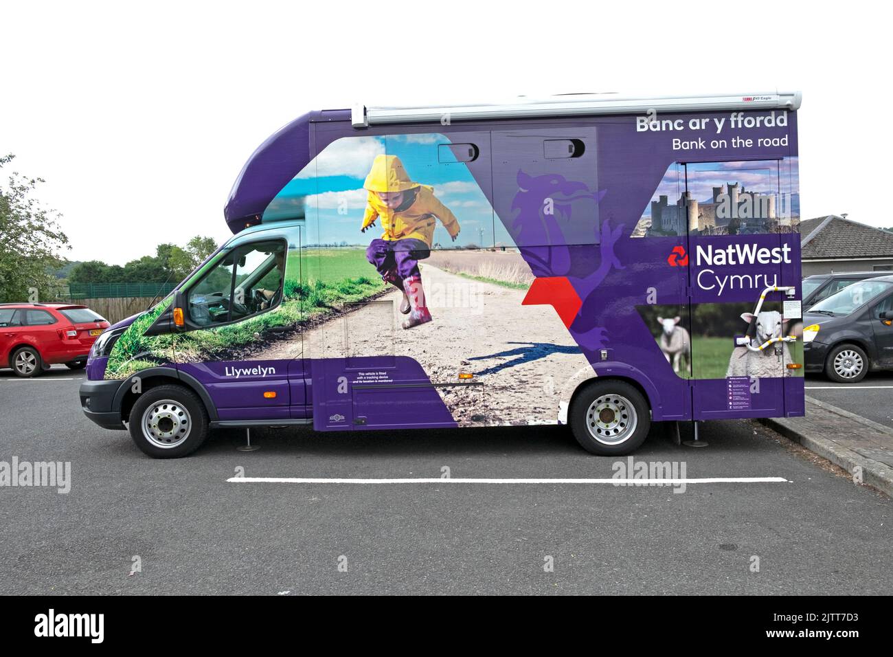 NatWest Cymru Nat West Wales annuncio di lingua gallese sul lato della National Westminster bank van Vehicle Llandovery parcheggio Galles UK 2022 KATHY DEWITT Foto Stock