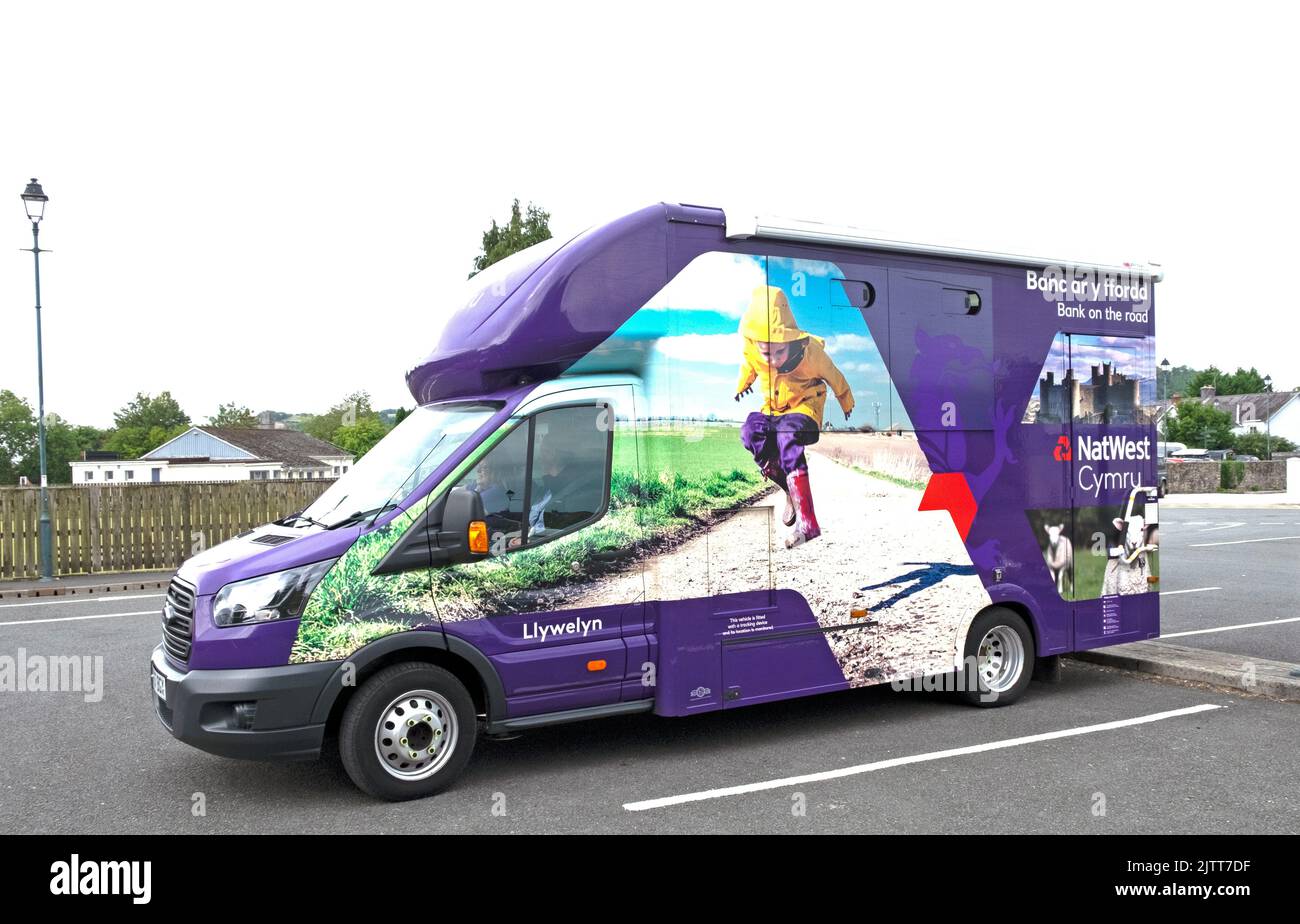 NatWest Cymru Nat West Wales annuncio di lingua gallese sul lato della National Westminster bank van Vehicle Llandovery parcheggio Galles UK 2022 KATHY DEWITT Foto Stock