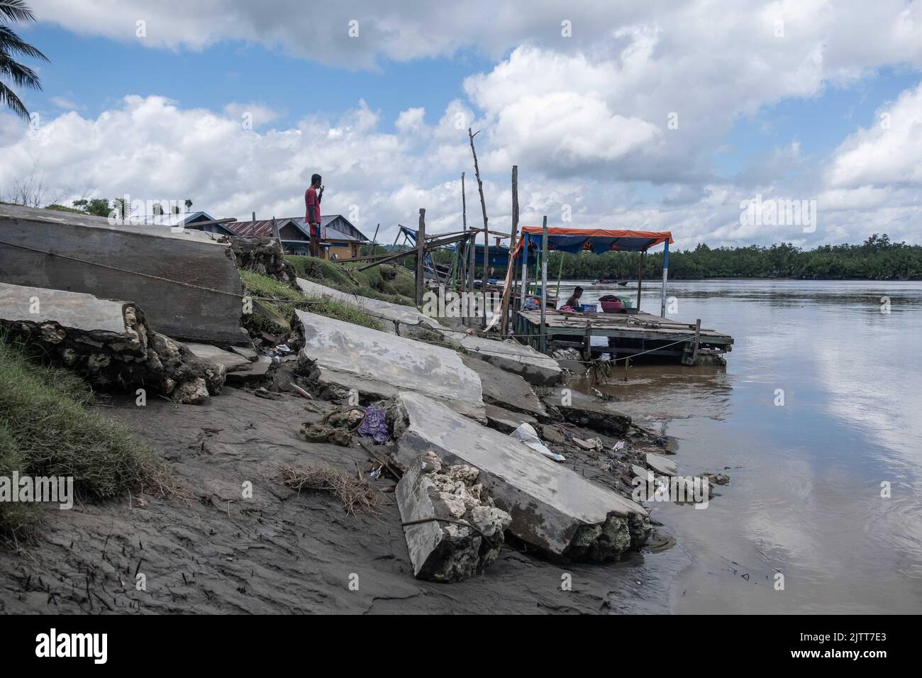 Konawe, Indonesia. 01st Set, 2022. I residenti si trovano tra le macerie di una fondazione di fossati e le loro case colpite dall'abrasione nel villaggio di Muara Sampara, Konawe. (Foto di Andry Denisah/SOPA Images/Sipa USA) Credit: Sipa USA/Alamy Live News Foto Stock
