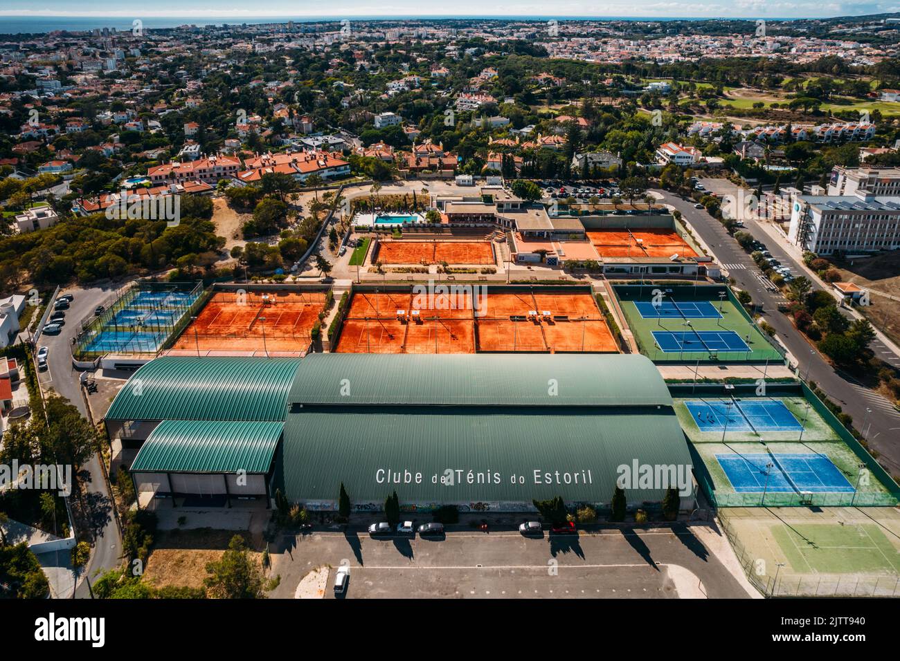 Vista aerea dei campi da tennis di Estoril in Portogallo in una giornata di sole Foto Stock