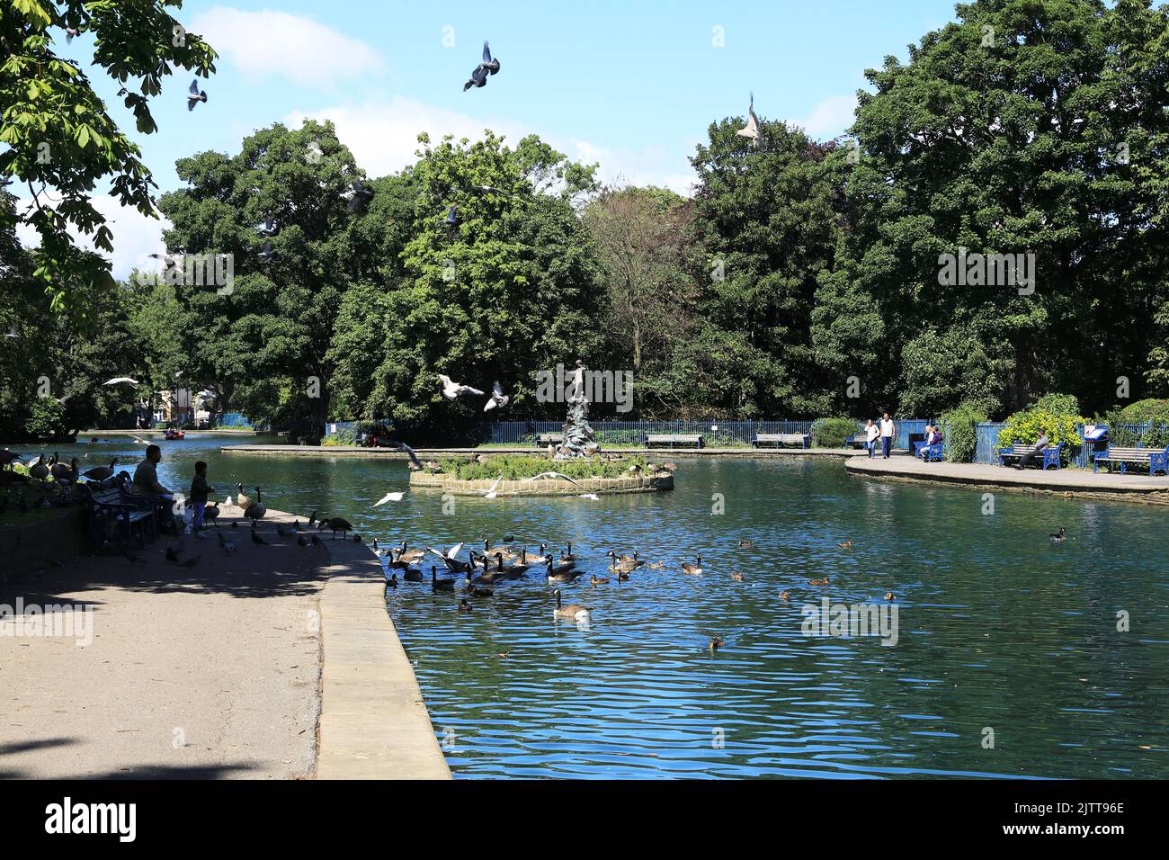 Il lago per la nautica nel Lister Park, il più grande parco di Bradford e nella zona di Manningham, nel West Yorkshire, Regno Unito Foto Stock