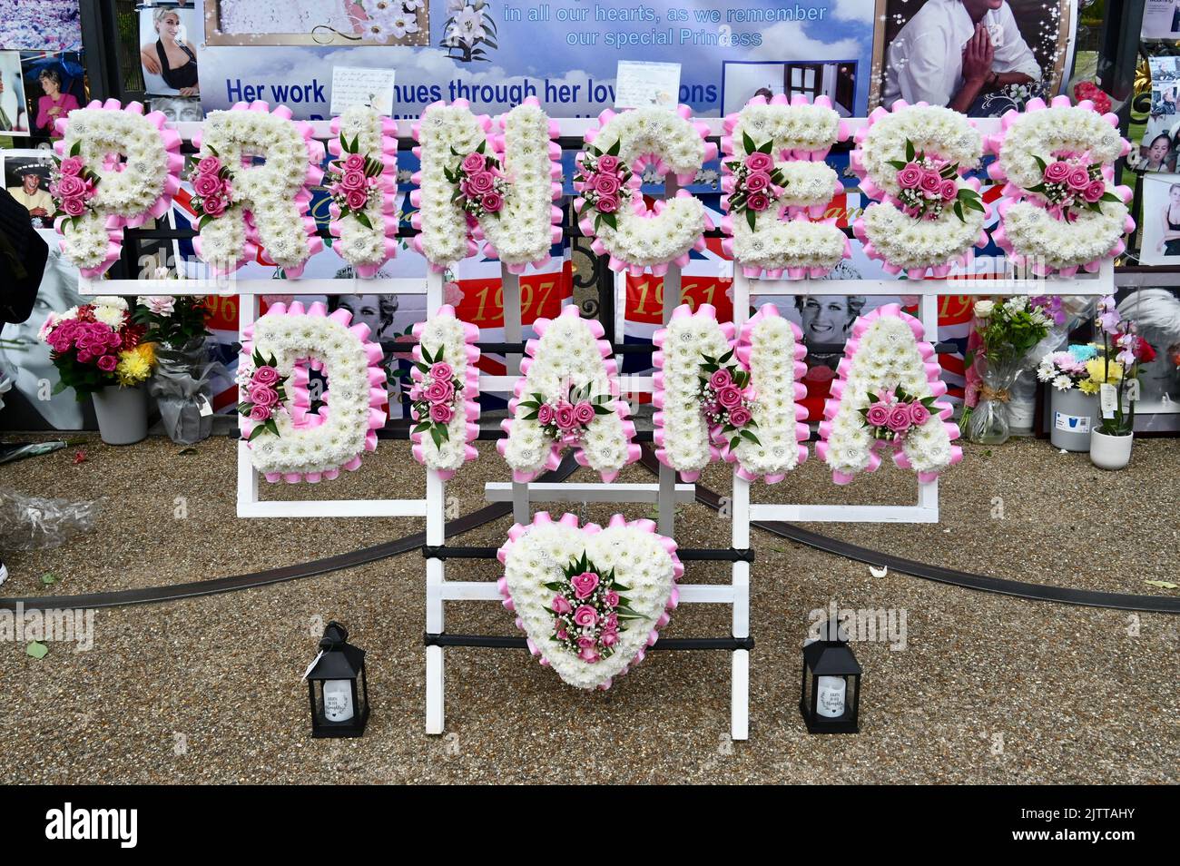 Tributi floreali alla principessa Diana nel 25th° anniversario della sua morte. Kensington Palace, Kensington Gardens, Londra. REGNO UNITO Foto Stock