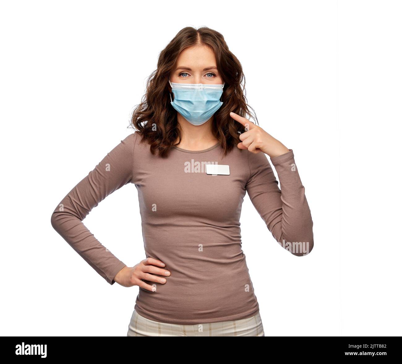 venditore che mostra maschera medica sul suo viso Foto Stock