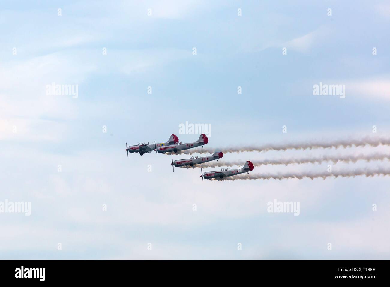 Bournemouth, Dorset UK. 1st settembre 2022. Migliaia di persone sono destinate a scendere a Bournemouth nei prossimi quattro giorni per lo speciale Platinum Jubilee Bournemouth Air Festival, che si svolge oggi e ha ricevuto la benedizione della Regina, con un'intensa attività nei cieli, in mare e sulla terra. Yak 50/52 prestazioni. Credit: Carolyn Jenkins/Alamy Live News Foto Stock