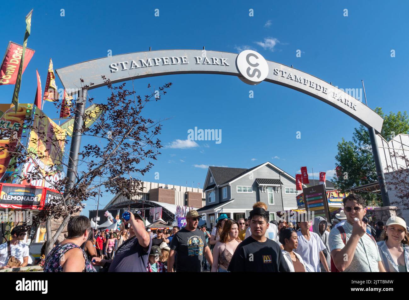 Calgary, Alberta, Canada - 16 luglio 2022: Una folla di persone entra nello Stampede Park, il carnevale a metà strada e l'area giochi Foto Stock