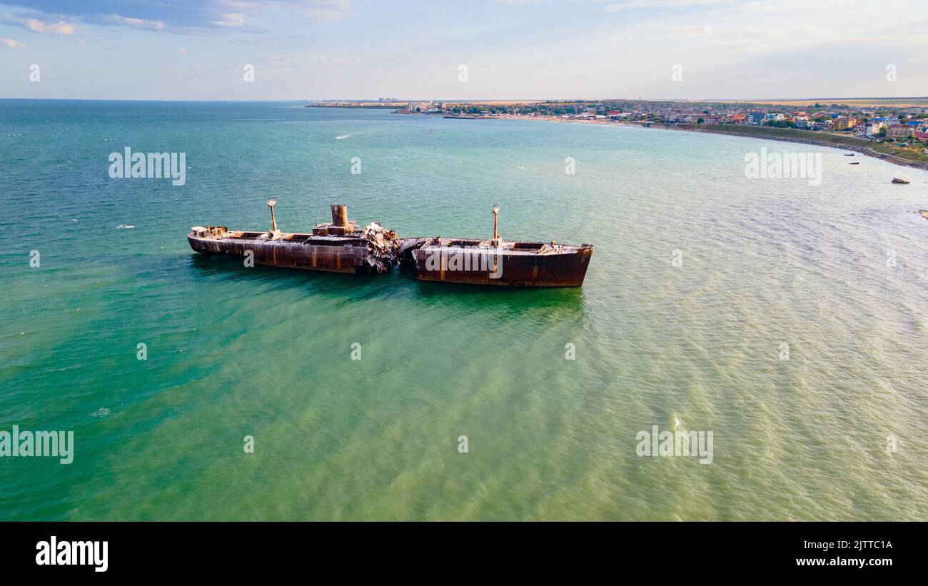 Fotografia drone di un relitto arrugginito al Mar Nero situato vicino alla spiaggia di Costinesti, in Romania. Fotografia aerea scattata ad un'altitudine più alta. Foto Stock