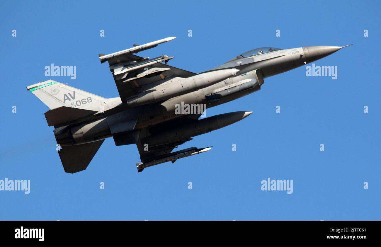 AF 89-068 USAF Lockheed Martin (General Dynamics) F-16cm-40-CF Fighting Falcon c/n 1C-290 '31 OG' atterrando a Runway 07 RAF Lakenheath, 31st agosto 202 Foto Stock