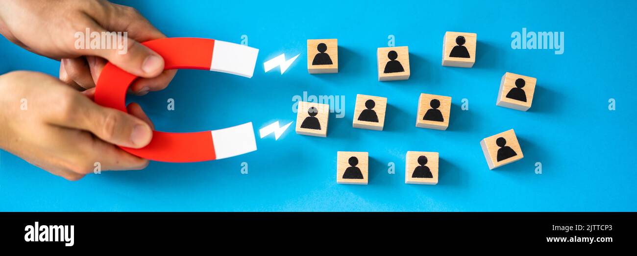 Il Business Lead e il magnete di generazione del cliente che tira i personaggi Foto Stock