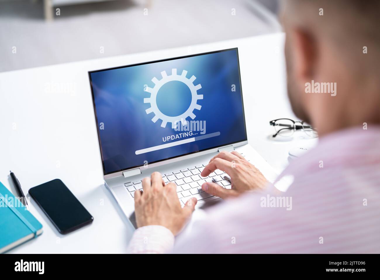 Aggiornamento online del software Hybrid Man. Sistema operativo per notebook Foto Stock