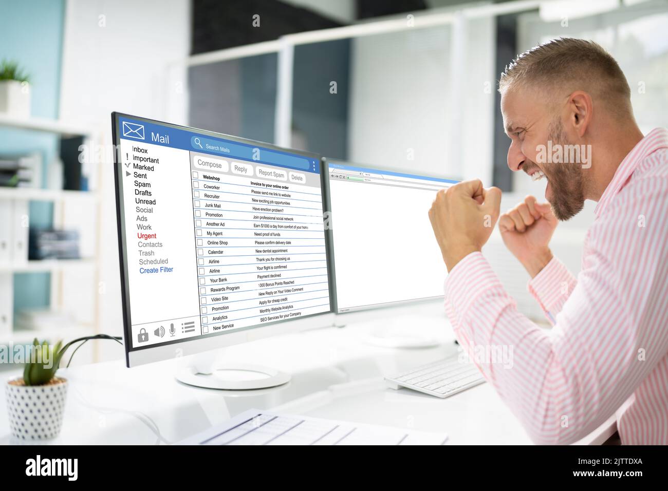 Buona e-mail di notizie con i risultati. Felice uomo eccitato Foto Stock