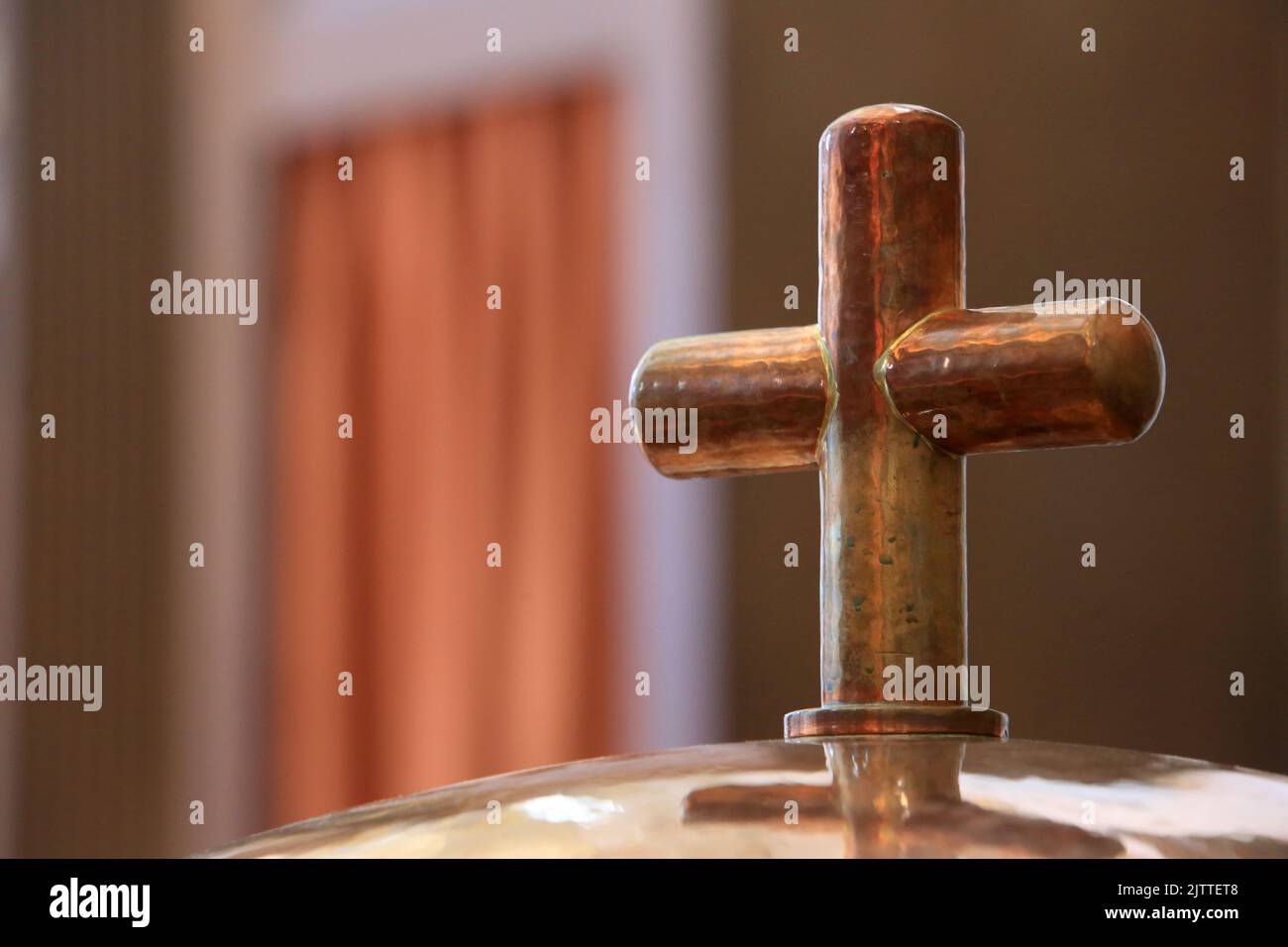 Croix sur un baptistère. Collégiale Saint-Jacques-le-Majeur. Sallanches. Alta Savoia. Auvergne-Rhône-Alpi. Francia. Europa. Foto Stock